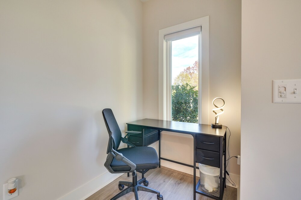 2 Mi to Duke & 3 Mi to Downtown: Durham Townhome