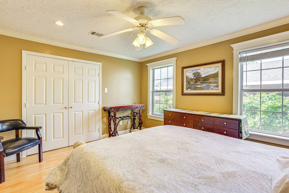 9 Mi to Downtown Houston: Cozy Cottage w/ Patio!