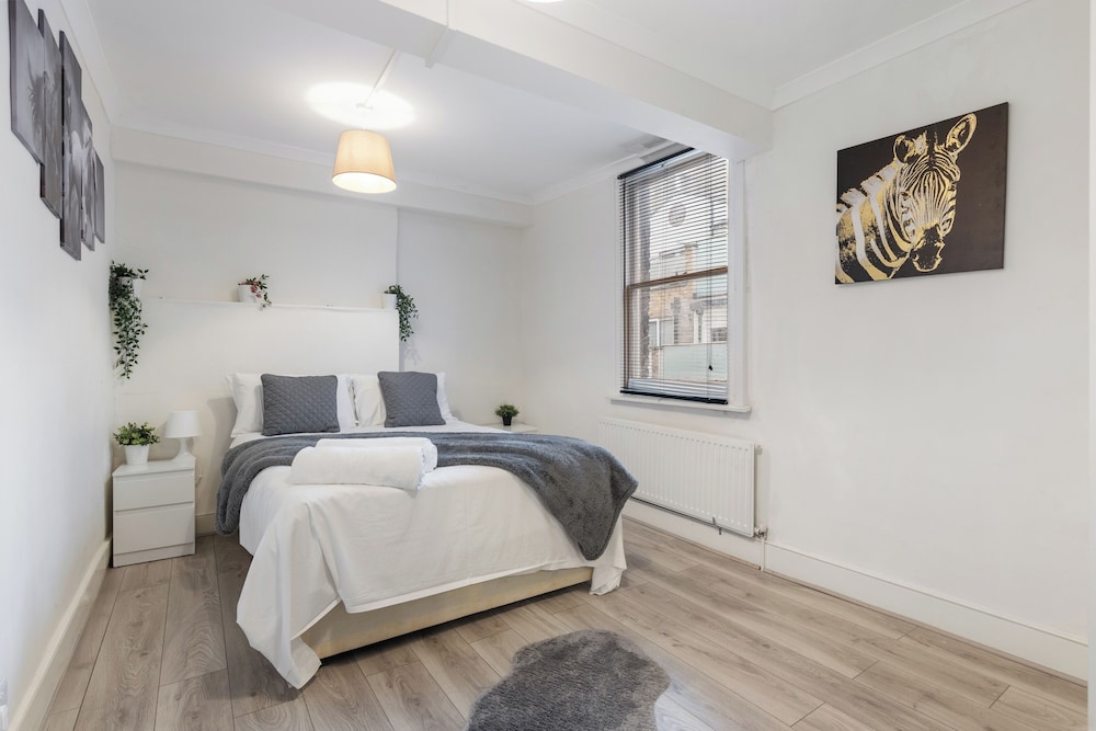 City Escape London - Spacious 4 Bedroom House