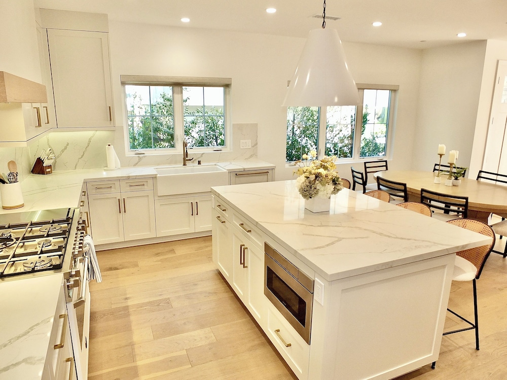 Beach Paradise Stunning 3-story in Long Beach!