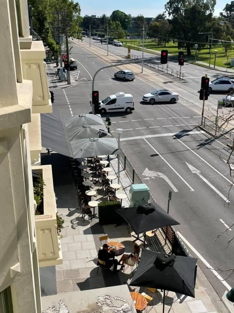 Spacious St Kilda Escape - Parking and City Views