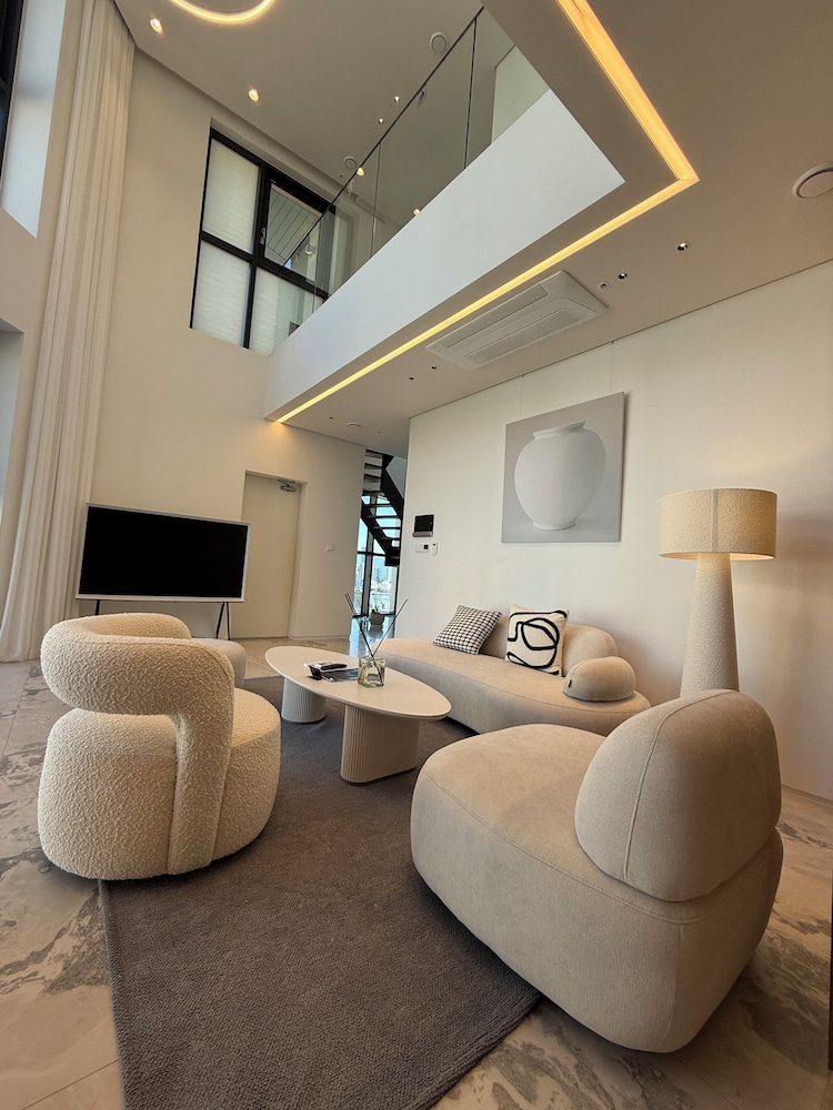Caelum Black Gangnam Luxury Apt