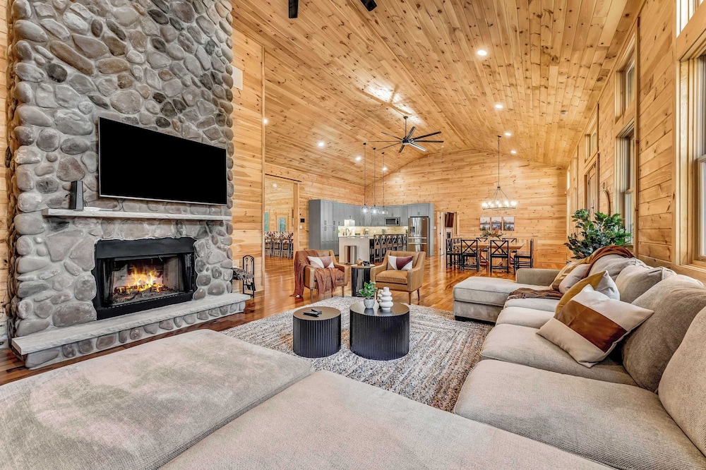 Grand Timber by Avantstay Indoor Pool, Sports Court, Game Room, & More!