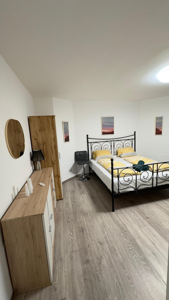 Spacious Home & Garden Free Parking