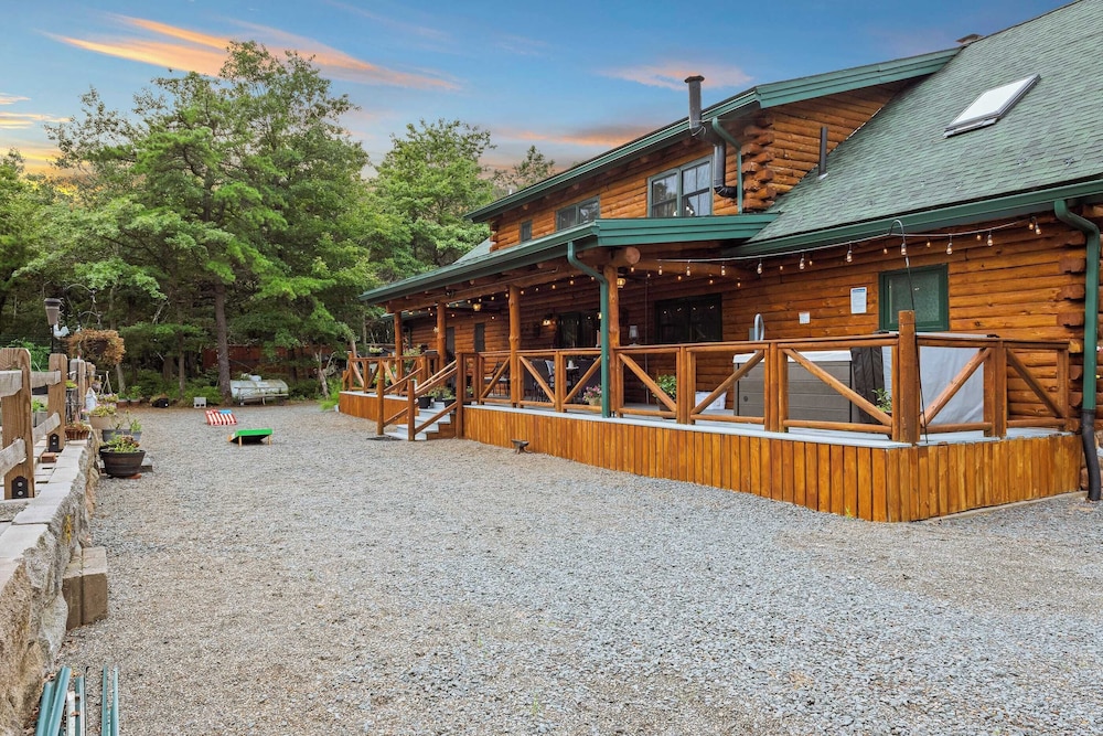 Bigwood Cabin Retreat Hot Tub, Game Room, Firepit Lounge & Private Yard