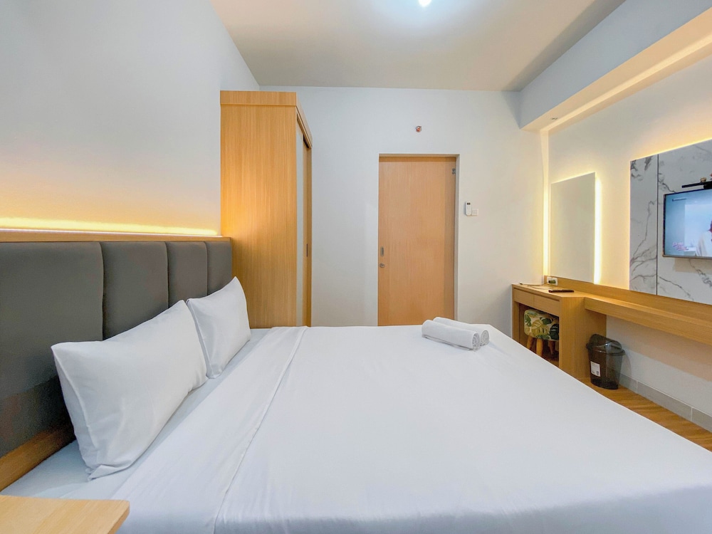 Cozy And Enjoy Living Studio At The Alton Apartment