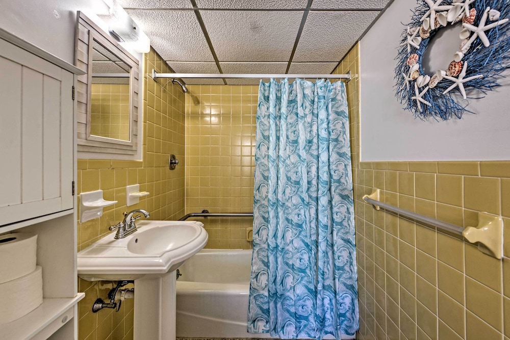 Wildwood Crest Condo w/ Pool: Walk to Restaurants!