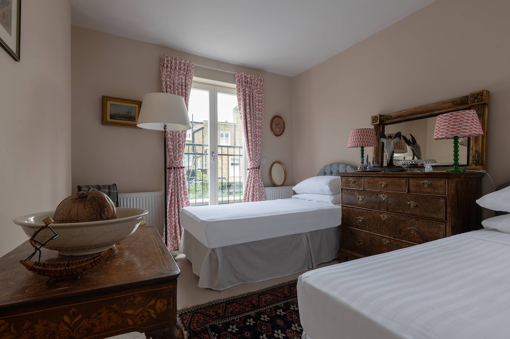 Radipole Road IV by Onefinestay