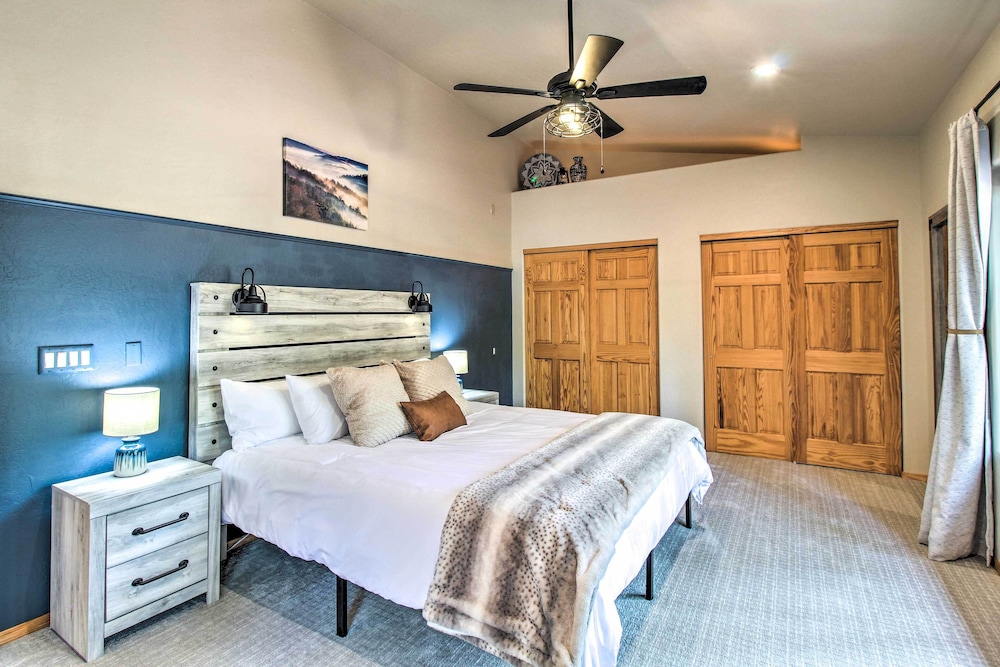 Hot Tub & Game Room: All-season Pinetop Cabin view 5