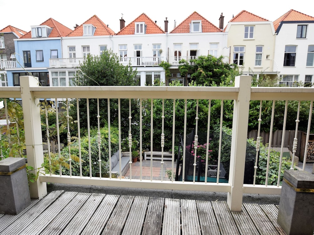 Quietly Located Mansion Near the Centre of The Hague view 4