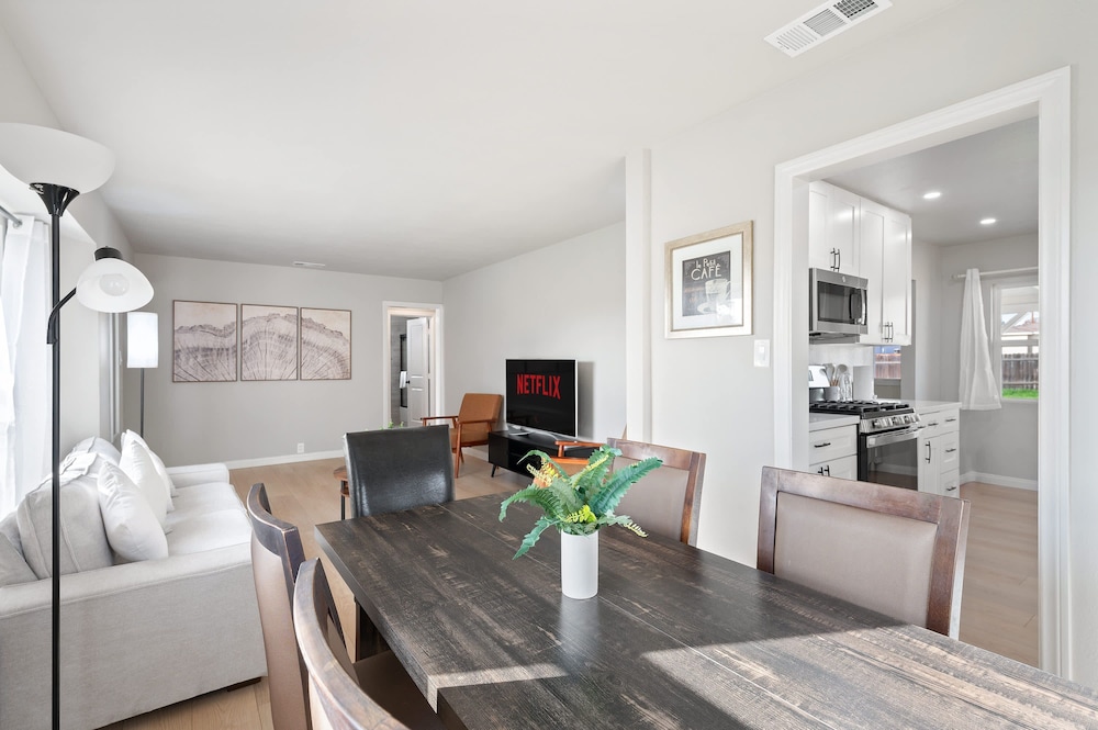 Luxury Modern Retreat w Spacious Yard Premium Comfort