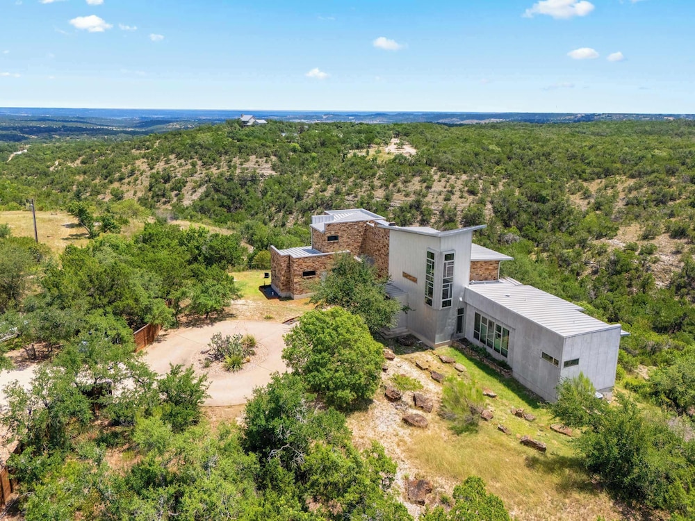 Luxury 4BR Hilltop Retreat Hot Tub & Scenic Views