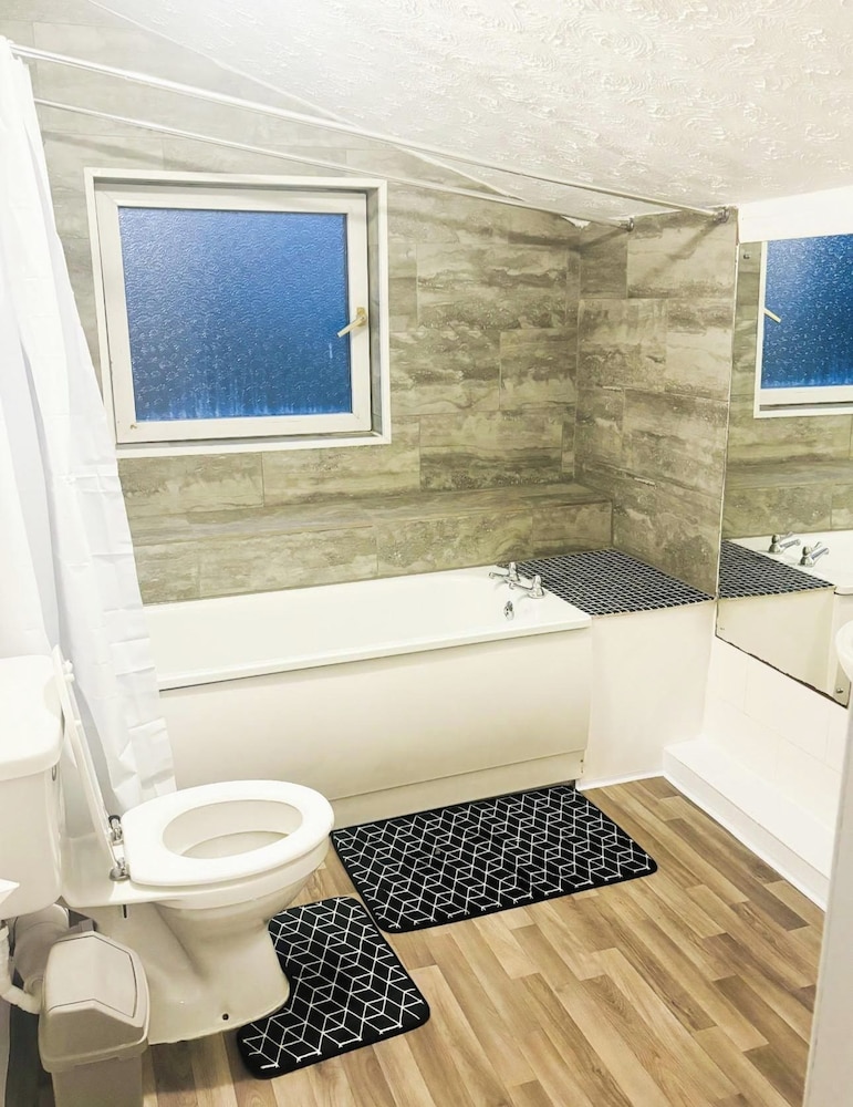 Convenient Home - Sleeps 6 - Parking - Garden