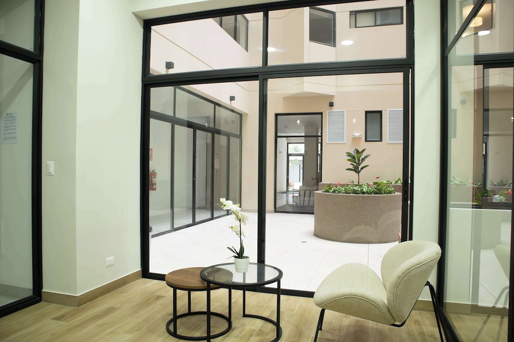 w Striking 1BR w Perfect Balcony Near Kennedy Park