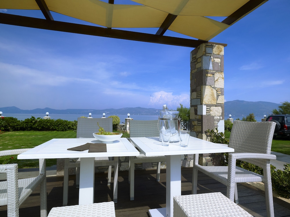 Aeolis Apartments & Studios