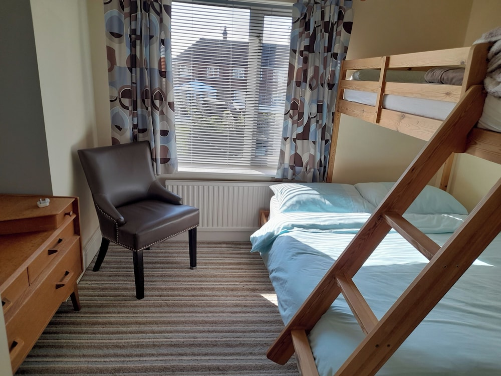 House-sleeps 5-parking-bbq-garden-patio