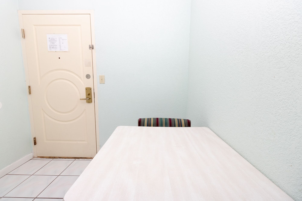 656 Studio Apartment Hollywood Beach view 3