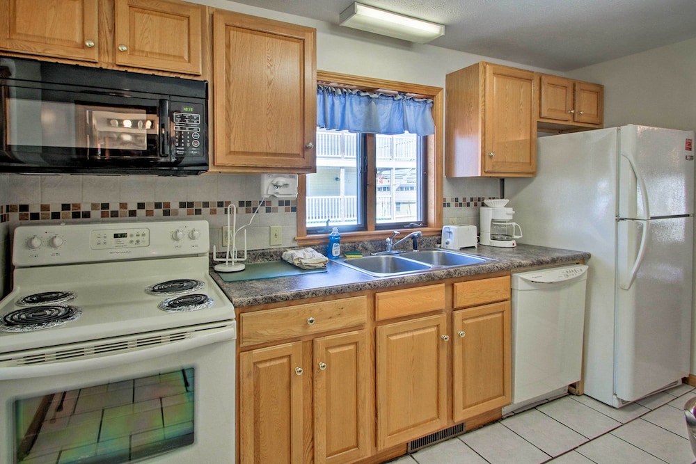 Old Orchard Beach Apt - Walk to Beach & Pier!