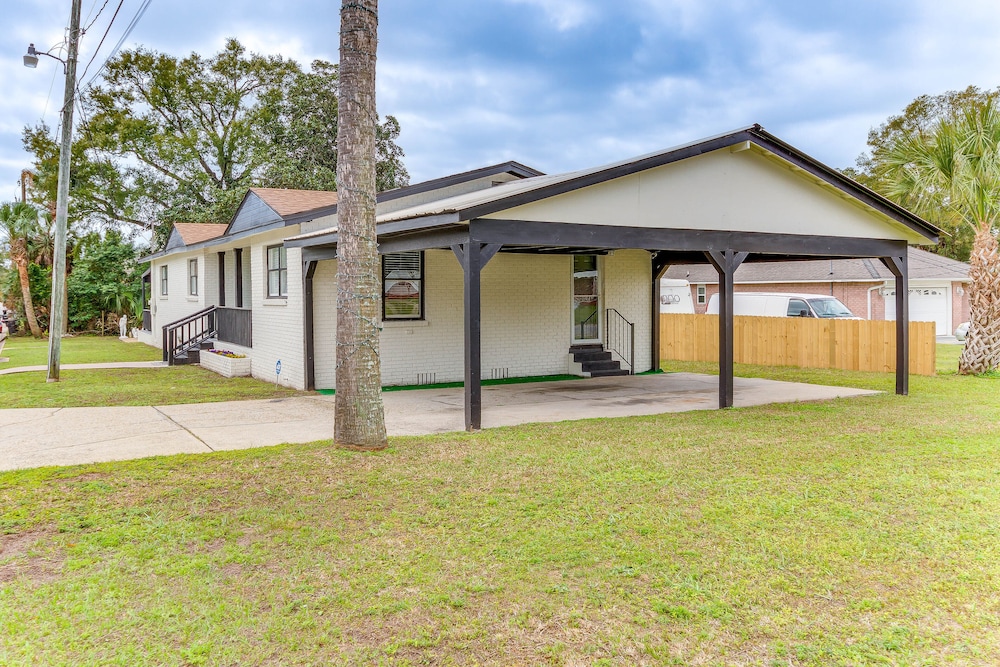 Pensacola Home w/ Covered Patio: 1 Mi to Downtown!