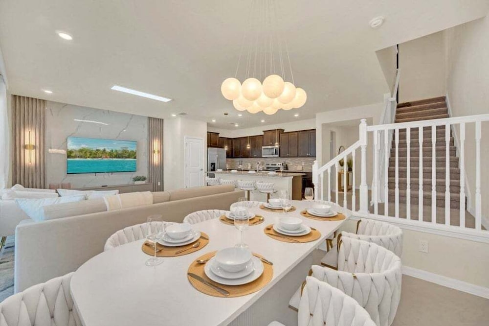 Luxury Home With Splash Pool 5 Bed Townhome! 5 Bedroom Townhouse