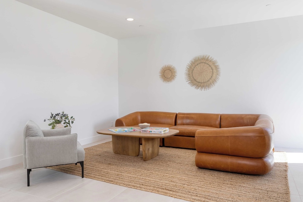 Sleeps 34 2 Villas, Pool, Pickleball + Bocce Polo Villas Elara by Avantstay