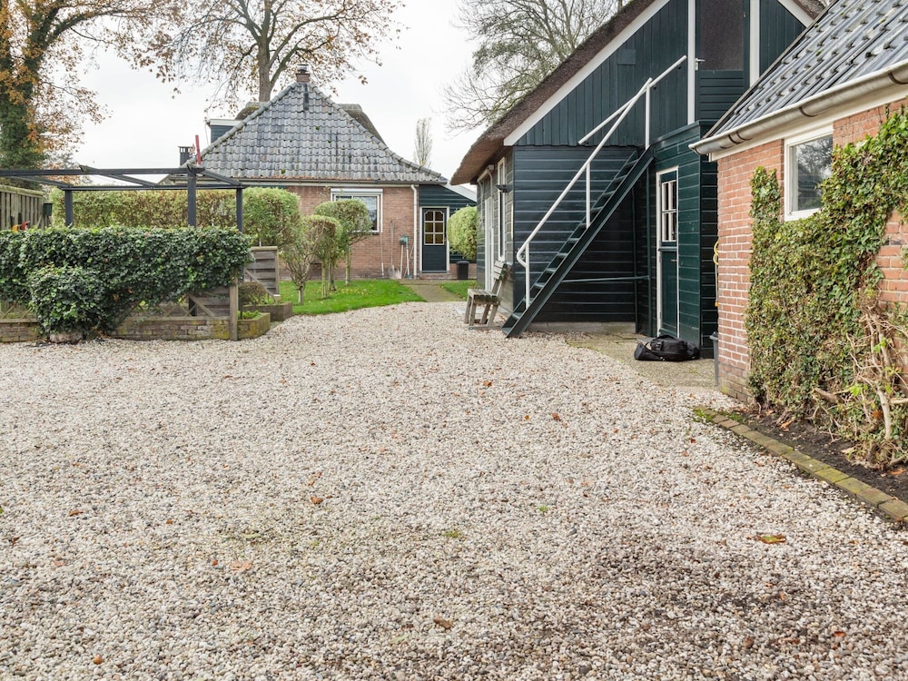 Cozy House with a Boat near Giethoorn & Weerribben Wieden National Park view 2