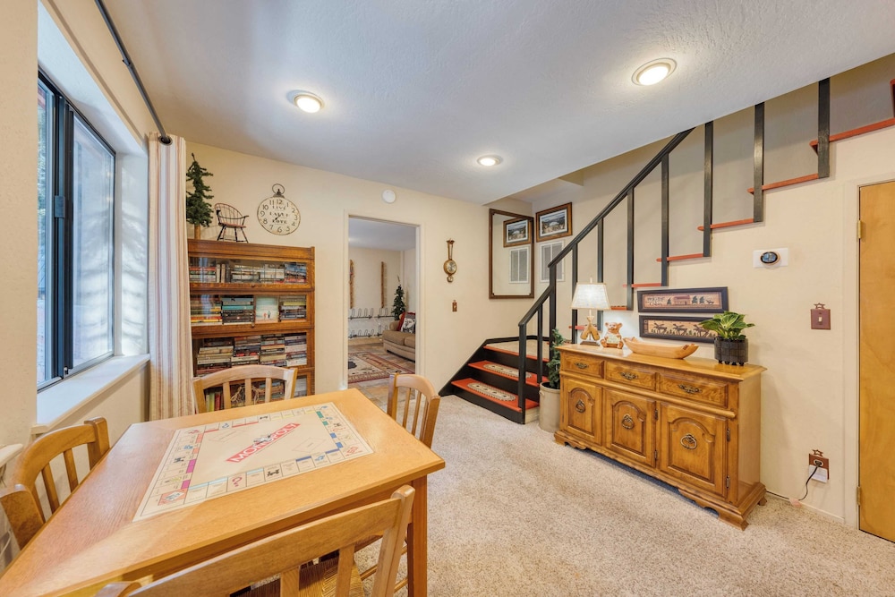 Mountain Cabin w/ Fireplace, Balcony & Easy Ski Access Bear Americana