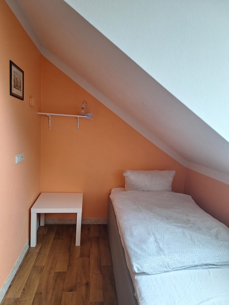 2-Rent Group Hostel Rooms AUB162