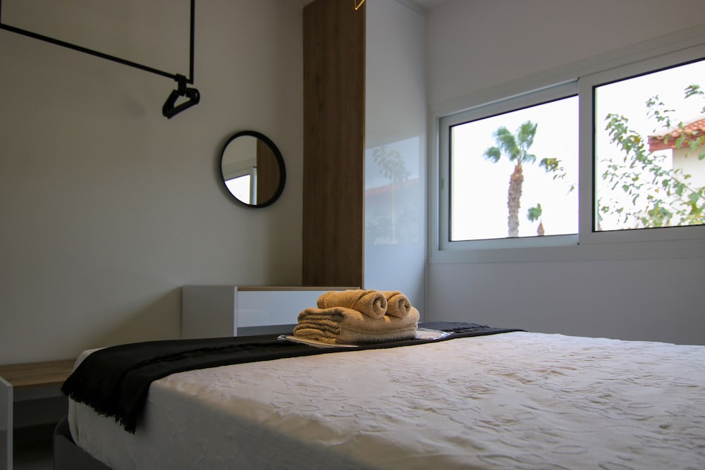 Phaedrus Living: Seaside Modern Flat Limnaria 123 view 4