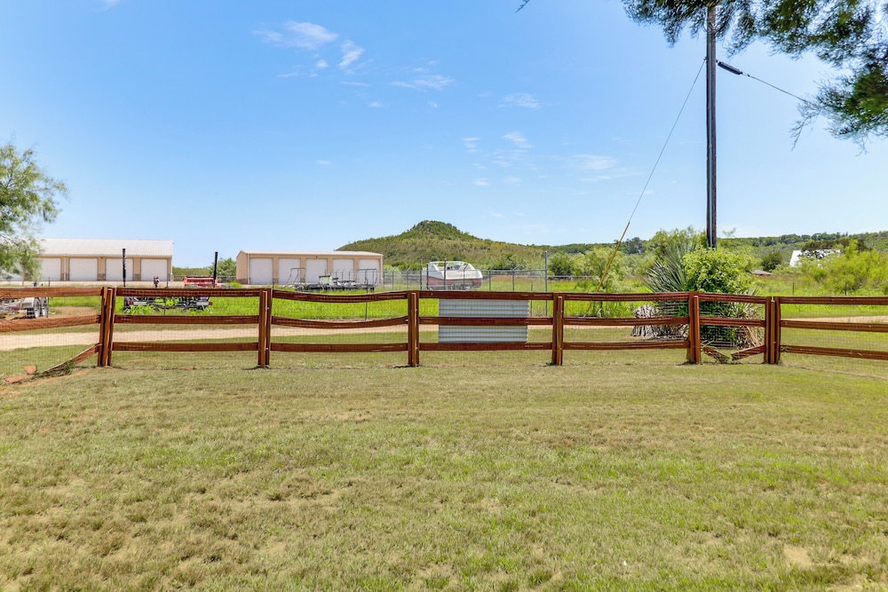 1 Mi to Lake: Pet-friendly Cabin in Strawn