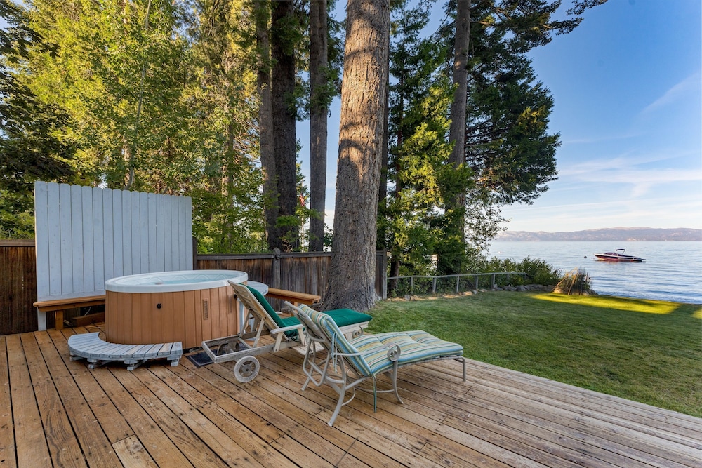 Lakefront Haven by Avantstay Minutes to Ski Resorts Private Dock Boat