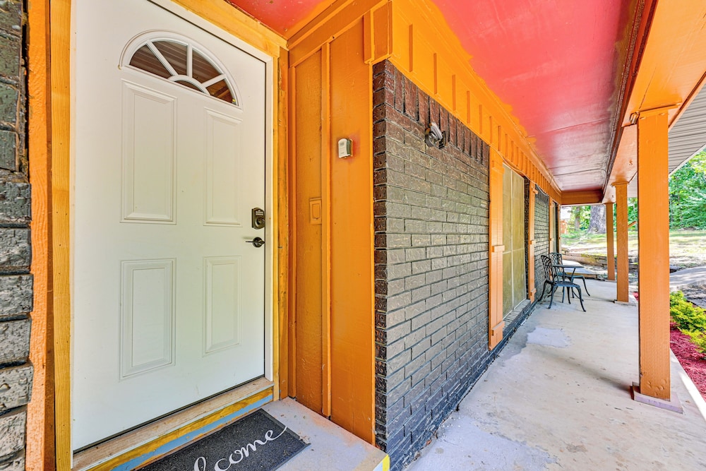 Easy I-30 Access: Cozy Texarkana Apt w/ Essentials