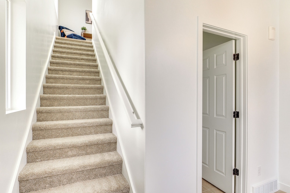 4 Mi to Zions Bank Stadium: Sleek Herriman Retreat