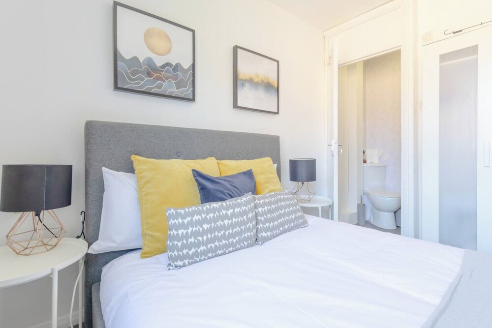 Lovely 4 Bed House w Garden, 1 Stop to Waterloo