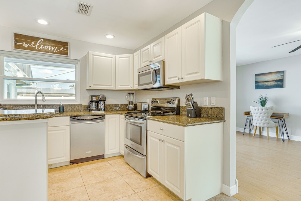 4 Mi to Lakes Park: Family Home in Fort Myers!