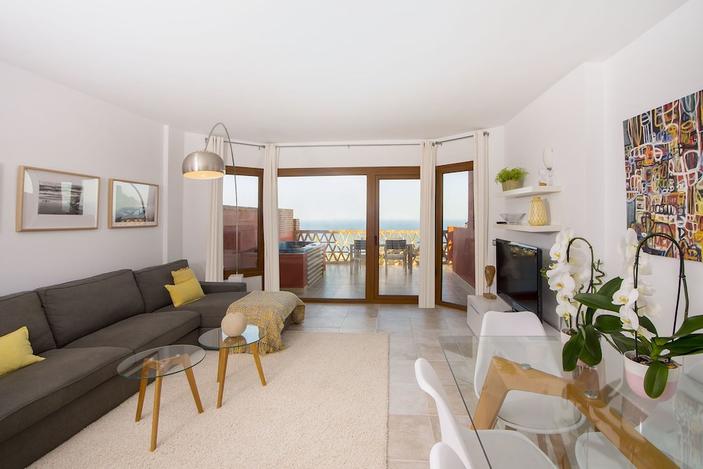 Penthouse M Reserva del Higueron 3 BEDROOMS. TRANSFER to the Beach and Train station. JACUZZI. WIFI. 2 PARKING. 2 SWIMMING POOL