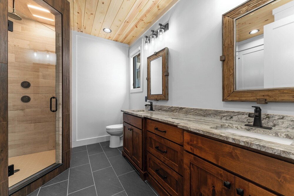 Gray Fox Lodge by Avantstay Waterslide Pool, Theater Sleeps 21 view 4