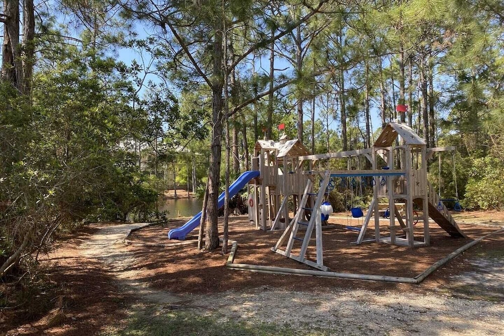 Longleaf Pines by Avantstay Community Pool + Bonfires