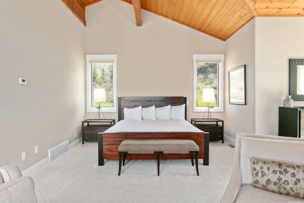 2540 Queen Esther Dr - 5 Bedroom Home with Spa 5 Home