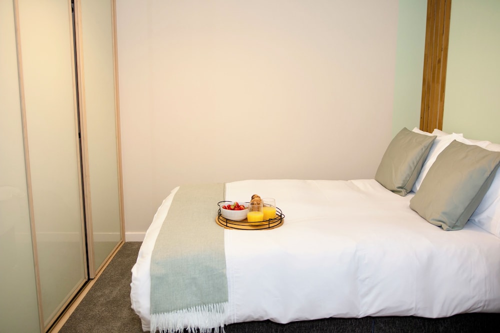 Stunning 1-bed Apartment in Sheffield City Centre view 5