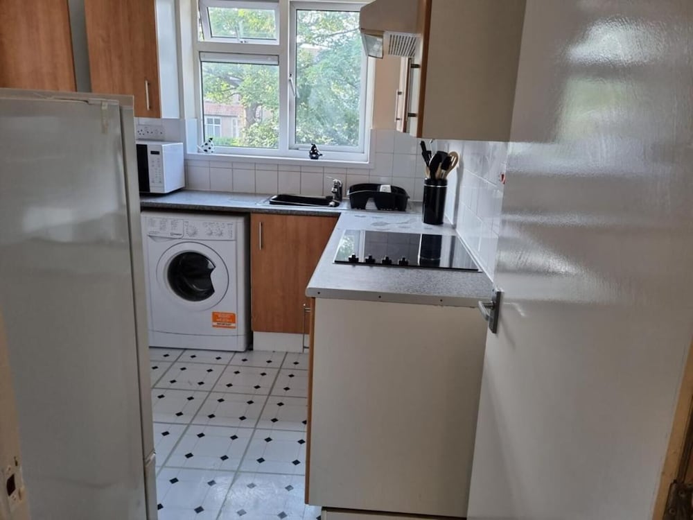 Captivating 2-bed Apartment in Belvedere view 3