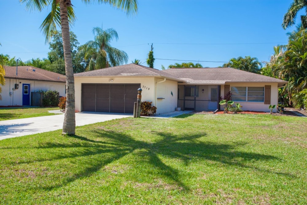 Bonita Beach 3719