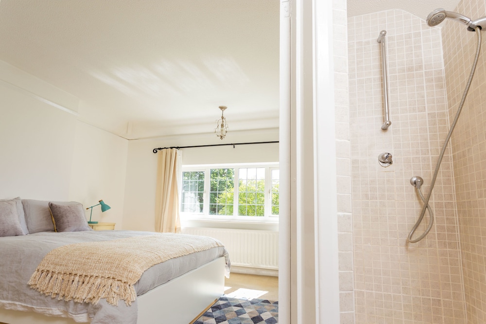 The Queen Edith Place - Lovely 6BDR Home in Secluded Neighbourhood