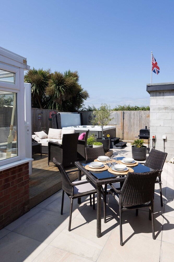 Coastal Retreat With Hot Tub Walk to Beach