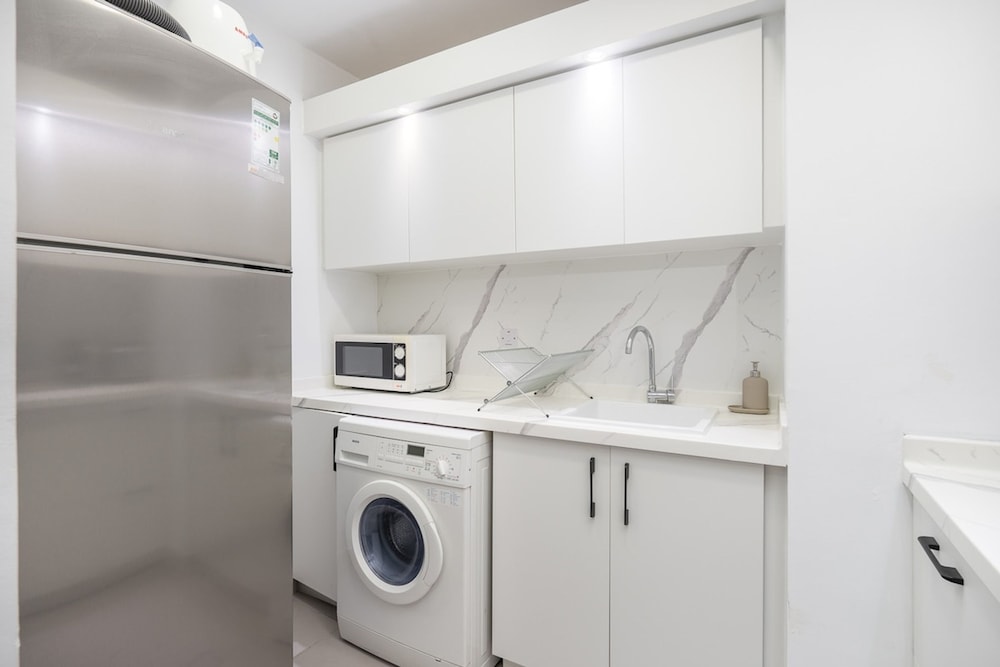 Peaceful and Airy 1-bedroom Apartment With the Palm Beach View