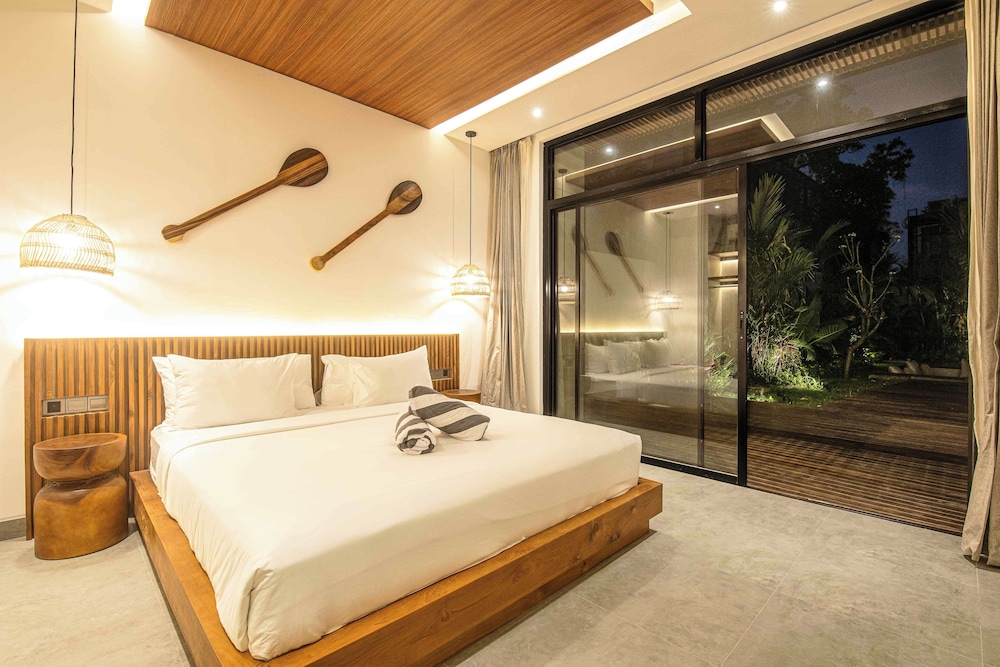 Opulent 5BR Modern Villa 400m From the Ocean