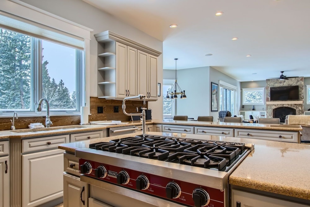 Mountain Majesty 6 Bedroom Home