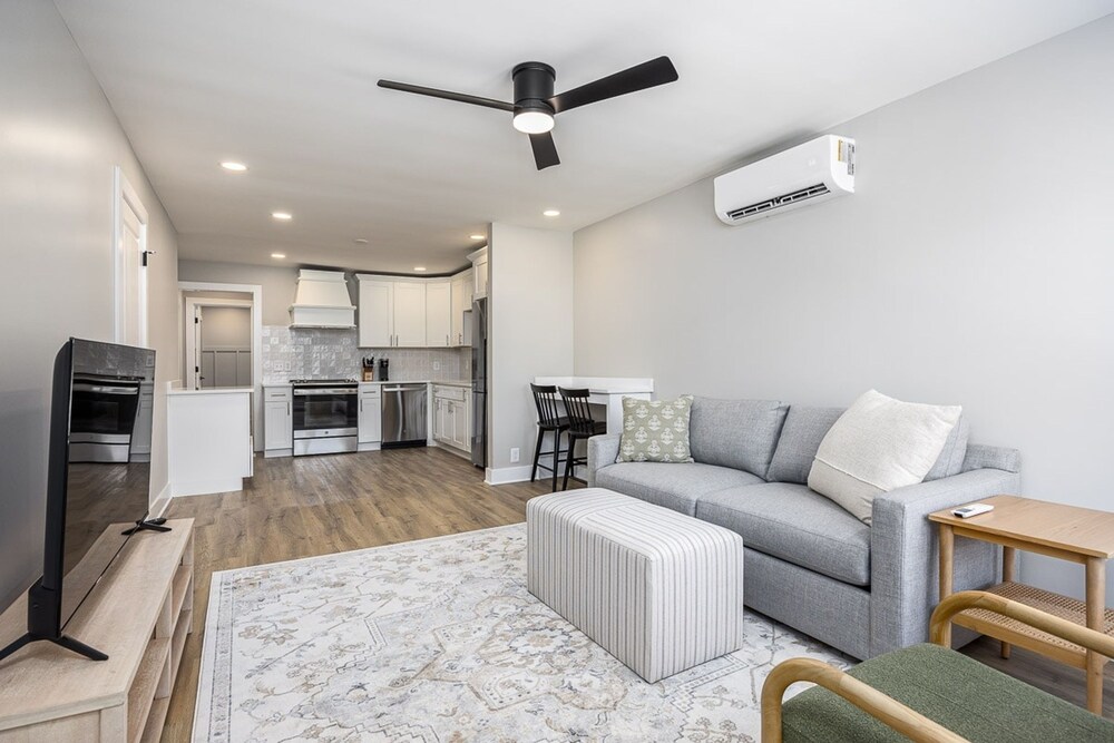 The Nomad 64-person Hillsboro Village Retreat Studio 1BR Spaces