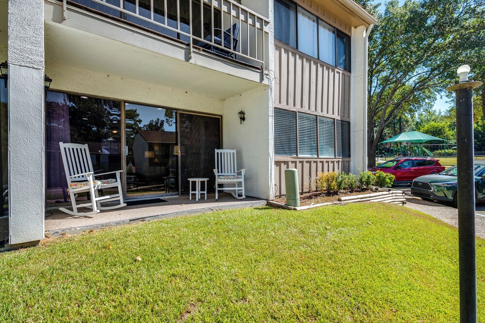 Walk to Pool & Lake Conroe: Condo in Montgomery! view 5