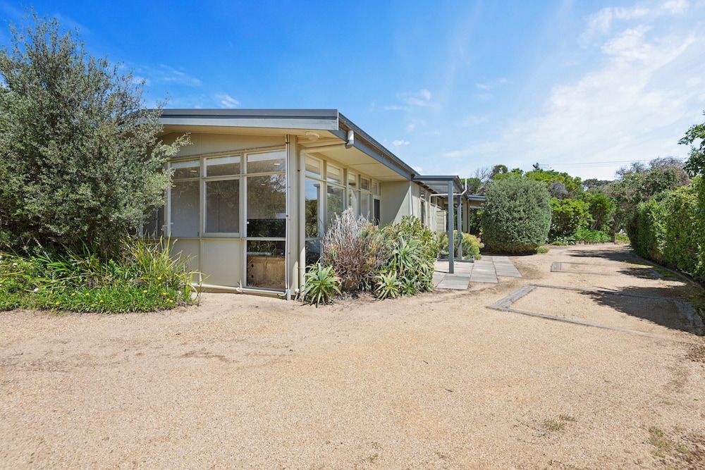Spacious Coastal 4-bed Steps From the Sand